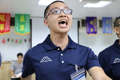 賣力的警歌演唱